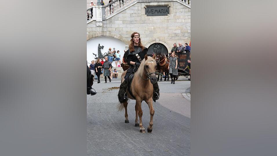 Die schönsten Augenblicke des historischen Drachenstich-Festzuges 2016. Die schönsten Augenblicke des historischen Drachenstich-Festzuges 2016.