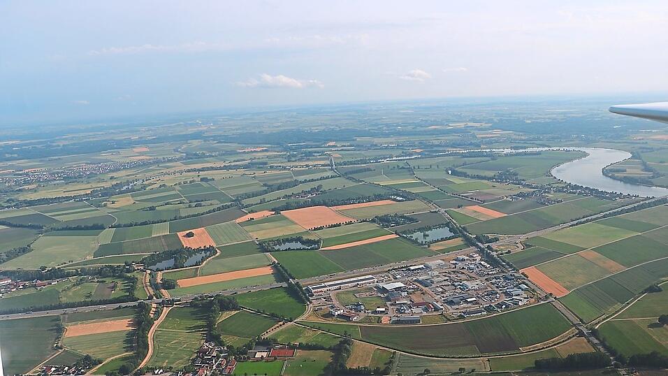 Neugeordneter Raum? Zwischen dem Gewerbegebiet Wörth-Wiesent im Vordergrund und der Donau im Hintergrund will die Bayerische Staatsregierung einen Flutpolder bauen. Das dazu notwendige Raumordnungsverfahren geht nun weiter.