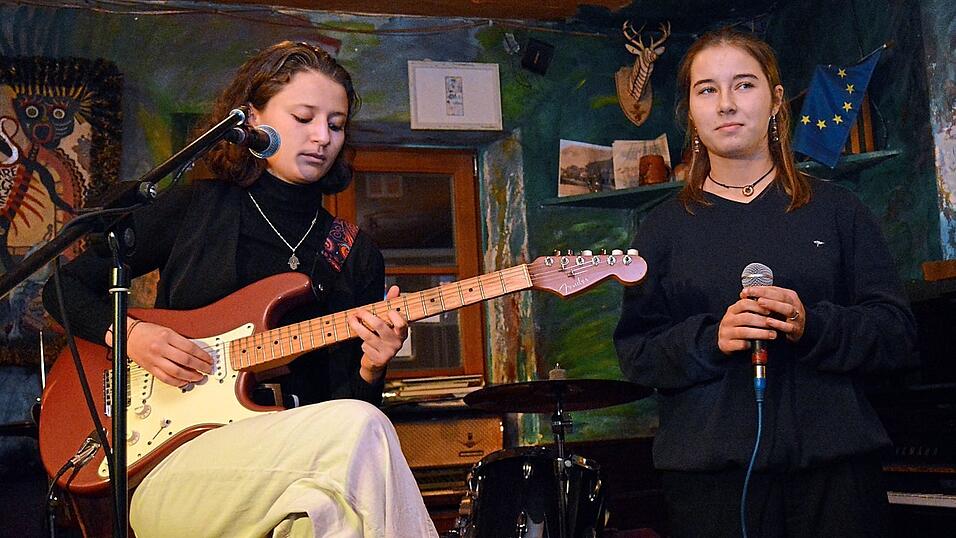 'Naima + Jule' bewiesen Singer-Songwriter-Qualit&auml;ten mit ihren Eigenkompositionen.