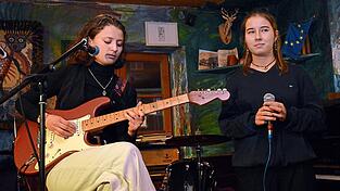 'Naima + Jule' bewiesen Singer-Songwriter-Qualit&auml;ten mit ihren Eigenkompositionen.