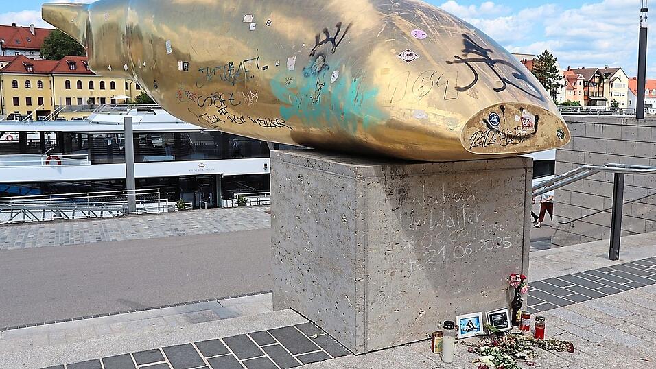 Vor dem Goldenen Waller wurden Blumen, Kerzen und Bilder abgelegt. Auf einer der Kerzen steht „R.I.P. Mein Bester“. Nahe liegt ein Zusammenhang mit dem getöteten Waller am Brombachsee. Vor dem Goldenen Waller wurden Blumen, Kerzen und Bilder abgelegt. Auf einer der Kerzen steht „R.I.P. Mein Bester“. Nahe liegt ein Zusammenhang mit dem getöteten Waller am Brombachsee.