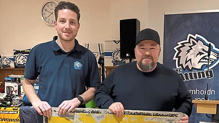 Markus Alzinger (rechts) zusammen mit Sportlichem Leiter Fabian Hillmeier mit dem Meister-Ortsschild