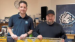 Markus Alzinger (rechts) zusammen mit Sportlichem Leiter Fabian Hillmeier mit dem Meister-Ortsschild