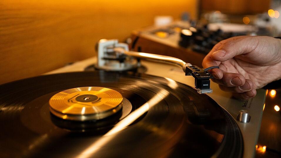 Kevin Rodriguez legt in seiner Bar eine Platte auf.