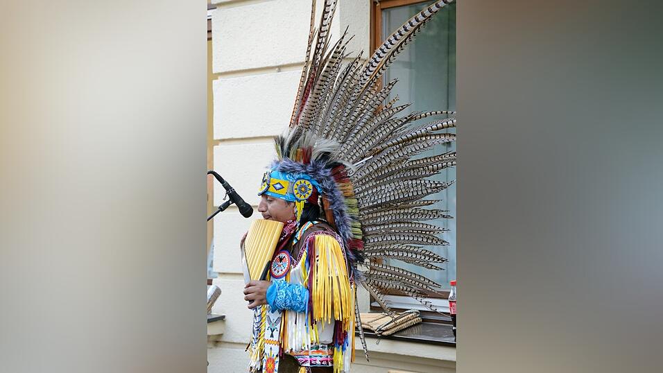 Mittelalter-Flair und super Stimmung: Die lange Einkaufsnacht 'Schlaflos' war gleichzeitig der Auftakt zum Mittelalter-Fest in Straubing. Mittelalter-Flair und super Stimmung: Die lange Einkaufsnacht 'Schlaflos' war gleichzeitig der Auftakt zum Mittelalter-Fest in Straubing.