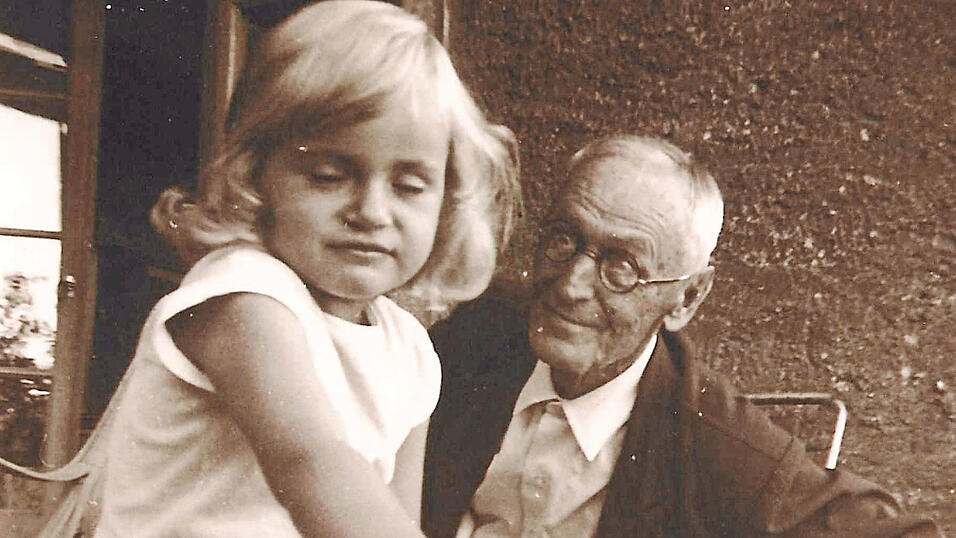 Auch gegen&uuml;ber seiner Urenkelin Kim, die w&auml;hrend einer Trotzphase bei ihm zu Besuch war, war Hermann Hesse liebevoll und zugewandt.