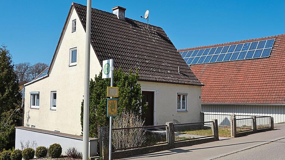 Dieses schmucke Häuschen in der Hopfenstraße 11 hat die Gemeinde Attenhofen zur Unterbringung von Flüchtlingen aus dem Kriegsgebiet der Ukraine vorbereitet - mit Bushaltestelle direkt vor der Haustür. Dieses schmucke Häuschen in der Hopfenstraße 11 hat die Gemeinde Attenhofen zur Unterbringung von Flüchtlingen aus dem Kriegsgebiet der Ukraine vorbereitet - mit Bushaltestelle direkt vor der Haustür.