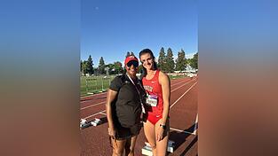 EIN HAUCH VON OLYMPIA: Carmelita Jeter (links) gewann 2012 bei den Spielen in London Gold, Silber und Bronze. Mittlerweile ist die US-Amerikanerin eine erfolgreiche Übungsleiterin. 'Ich habe mich richtig gefreut, bei ihr zu trainieren', sagt die 23-jährige Jana Lakner. EIN HAUCH VON OLYMPIA: Carmelita Jeter (links) gewann 2012 bei den Spielen in London Gold, Silber und Bronze. Mittlerweile ist die US-Amerikanerin eine erfolgreiche Übungsleiterin. 'Ich habe mich richtig gefreut, bei ihr zu trainieren', sagt die 23-jährige Jana Lakner.