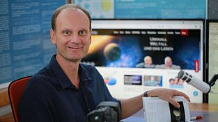 Dr. Josef Gaßner lebt in Ergolding bei Landshut und unterrichtet Astronomie und Kosmologie an der HAW Landshut.