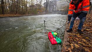 Am Eisbach in München laufen Messungen, nachdem sich die Surfwelle dort nicht mehr aufbaut. Am Eisbach in München laufen Messungen, nachdem sich die Surfwelle dort nicht mehr aufbaut.