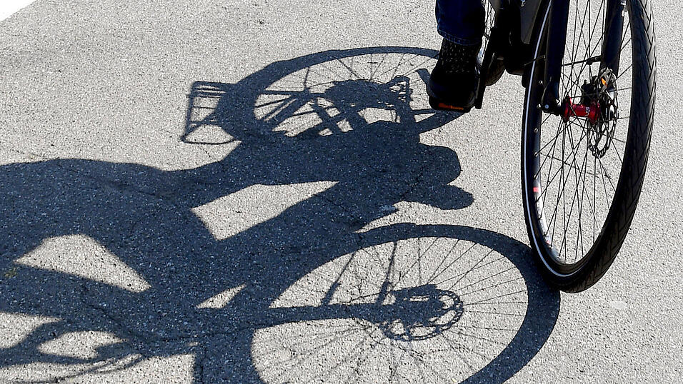 Die Staatsanwaltschaft warf dem Angeklagten vor, auf dem Landauer Volksfestplatz mit dem Vorderreifen seines Rads nach einem Mann gesto&szlig;en zu haben.