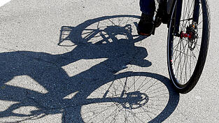 Die Staatsanwaltschaft warf dem Angeklagten vor, auf dem Landauer Volksfestplatz mit dem Vorderreifen seines Rads nach einem Mann gesto&szlig;en zu haben.