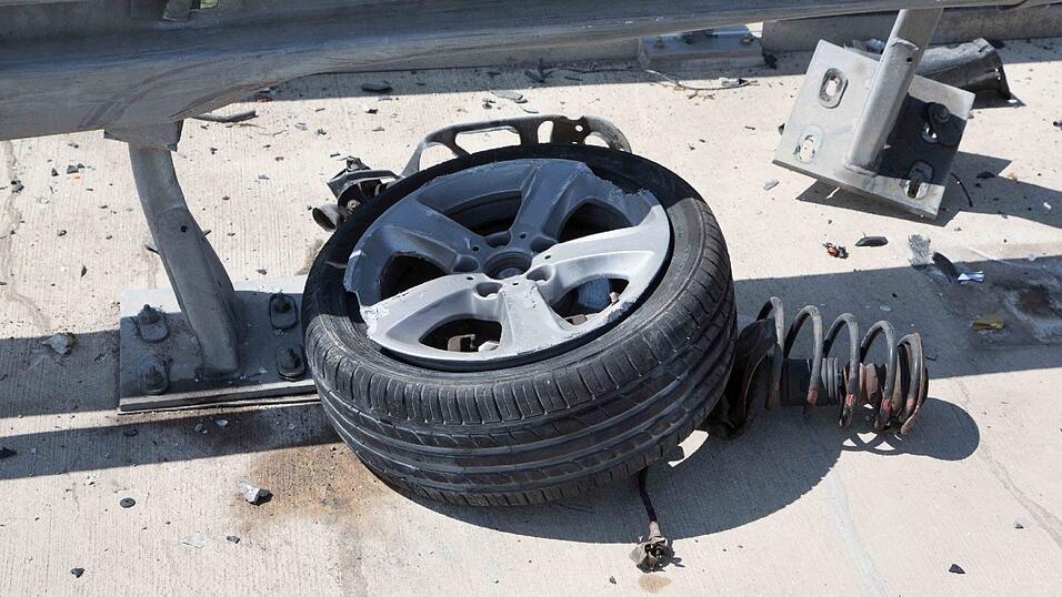 Horror-Unfall am Sonntag auf der B15 neu bei Neufahrn im Landkreis Landshut. Ein 26-jähriger Mann wurde dabei lebensgefährlich verletzt.