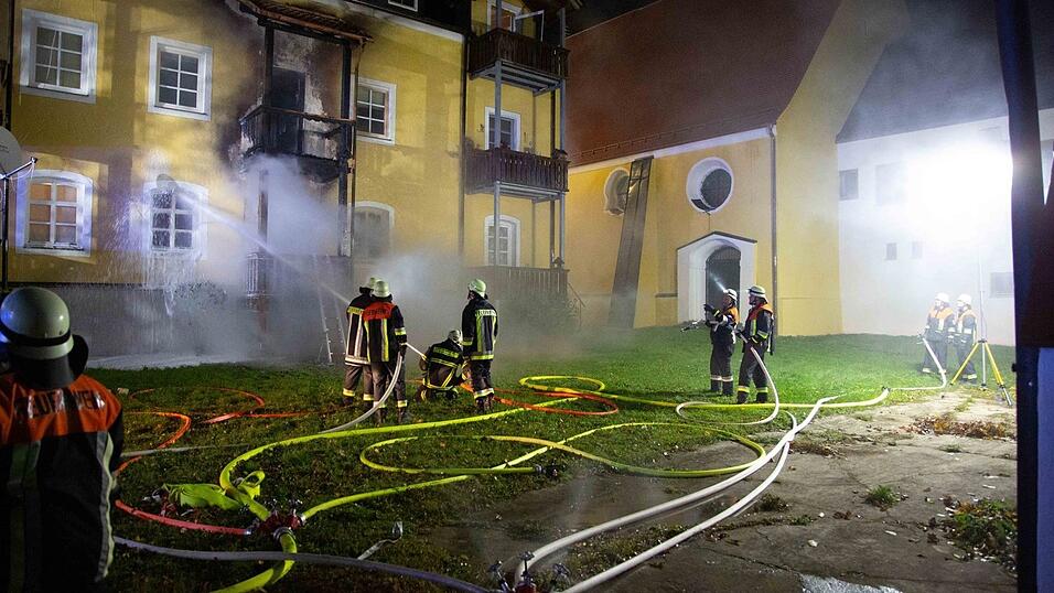 Beim Brand eines Mehrfamilienhaus in Reisbach sind in der Nacht auf Samstag vier Menschen ums Leben gekommen. Mindestens 20 weitere wurden verletzt. Beim Brand eines Mehrfamilienhaus in Reisbach sind in der Nacht auf Samstag vier Menschen ums Leben gekommen. Mindestens 20 weitere wurden verletzt.