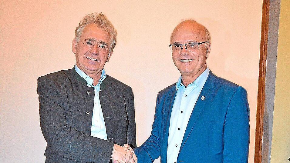 Der amtierende Bürgermeister Robert Spindler (rechts) gratulierte Bernhard Grundner zur Nominierung als Bürgermeisterkandidat.