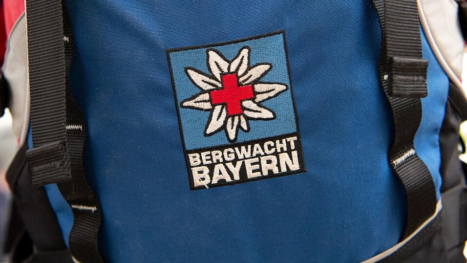 Mit Hilfe der Bergwacht wurde der Mann aus dem Wald gebracht. (Symbolbild)