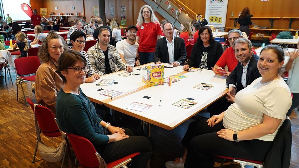 Die Lokalpromirunde am Freitag mit Kathrin Aumüller (v.l.), Sophie Oberhofer, Pamela Schobner, Daniel Jester, Michael Steinberger, Birgit Fuchs, Martin Hohenberger, Alexandra Plechinger, Bernhard Fuchs, Matthias Kohlmayer und Melanie Trübenbach. Die Lokalpromirunde am Freitag mit Kathrin Aumüller (v.l.), Sophie Oberhofer, Pamela Schobner, Daniel Jester, Michael Steinberger, Birgit Fuchs, Martin Hohenberger, Alexandra Plechinger, Bernhard Fuchs, Matthias Kohlmayer und Melanie Trübenbach.