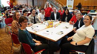 Die Lokalpromirunde am Freitag mit Kathrin Aum&uuml;ller (v.l.), Sophie Oberhofer, Pamela Schobner, Daniel Jester, Michael Steinberger, Birgit Fuchs, Martin Hohenberger, Alexandra Plechinger, Bernhard Fuchs, Matthias Kohlmayer und Melanie Tr&uuml;benbach.