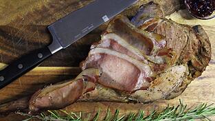 Die Zeit der Wildgerichte hält Einzug. Mit dem heutigen Rezept lässt sich in nur drei einfachen Schritten ein köstlicher Rehbraten zubereiten.