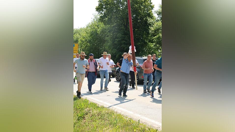 Wallfahrtsleiter Thomas Haslinger tr&auml;gt die Kerze das letzte St&uuml;ck auf den Bogenberg zur Kirche.