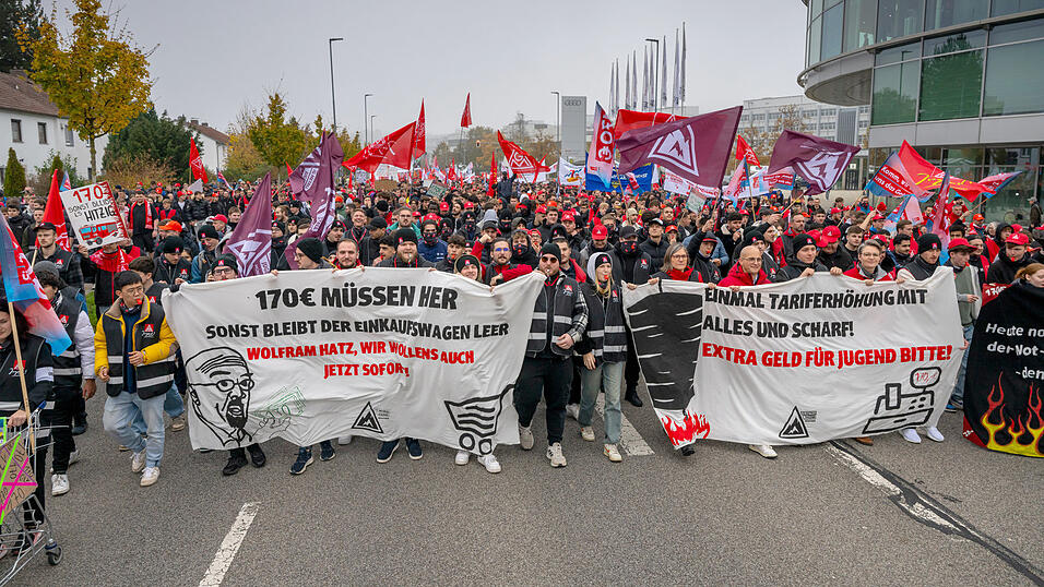 Tausende Auszubildende haben sich in Ingolstadt vor dem Audi-Stammwerk versammelt, um f&uuml;r ihre Forderungen einzustehen.