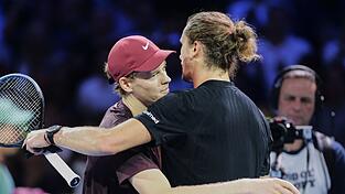 Schätzen und respektieren sich: Jannik Sinner (l) und Alexander Zverev