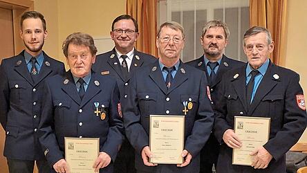 Die Geehrten: Daniel Schwarzfischer, Franz Haller senior, Hans Hochmuth, Klaus Malterer, Hermann Holzer und Gerhard Babl (von links).