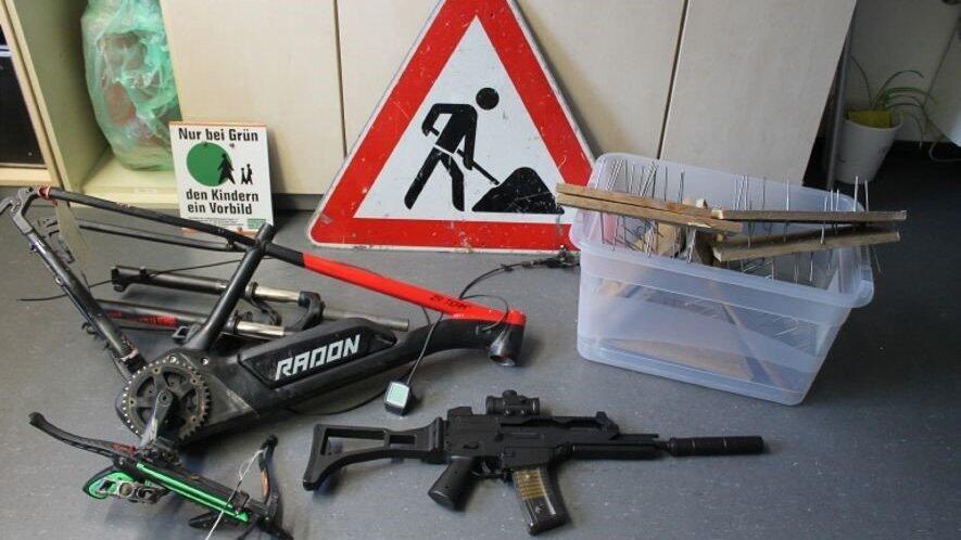 Die sichergestellten Gegenstände. Die sichergestellten Gegenstände.