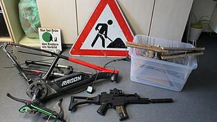 Die sichergestellten Gegenstände. Die sichergestellten Gegenstände.