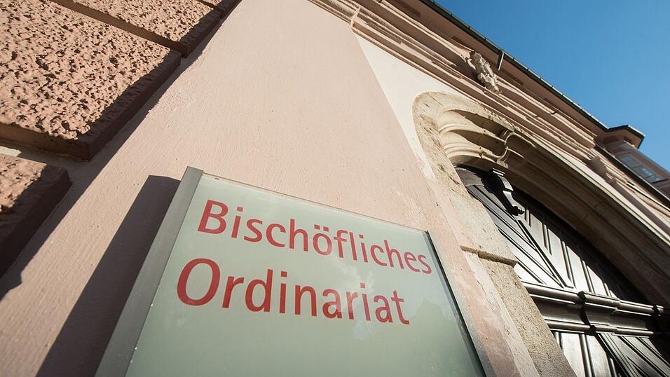 'Bischöfliches Ordinariat' steht auf einem Schild am Verwaltungssitz der Diözese Eichstätt. 'Bischöfliches Ordinariat' steht auf einem Schild am Verwaltungssitz der Diözese Eichstätt.
