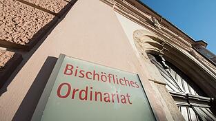 'Bischöfliches Ordinariat' steht auf einem Schild am Verwaltungssitz der Diözese Eichstätt.