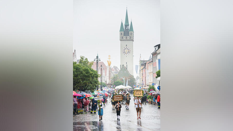 Alle Bilder dazu finden Sie hier.Foto: Mathias AdamBilder vom verregneten Volksfestauszug.