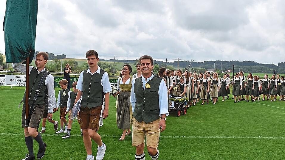 TVG-Chef Franz Wolfsecker (vorne rechts) beim Einmarsch ins Stadion bei der kolossalen 100-Jahr-Feier.