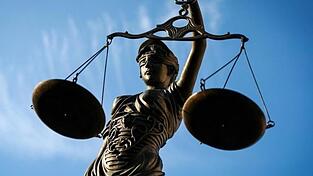 Ein Planer hat sich des Betrugs schuldig gemacht. Aus Finanznot lenkte er Rechnungen um und kassierte doppelt. Das fiel schnell auf. Nun veruteilte ihn das Chamer Amtsgericht zu einer Haftstrafe auf Bewährung. Ein Planer hat sich des Betrugs schuldig gemacht. Aus Finanznot lenkte er Rechnungen um und kassierte doppelt. Das fiel schnell auf. Nun veruteilte ihn das Chamer Amtsgericht zu einer Haftstrafe auf Bewährung.