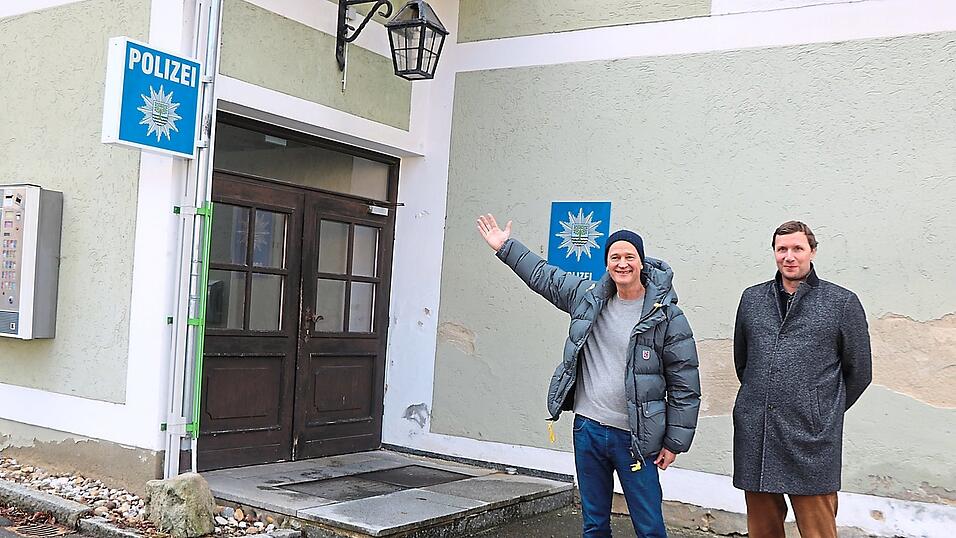 Regisseur Ed Herzog (links) und Produzent Stefan Sporbert vor der „Polizei“-Dienststelle in der TV-Halle Regisseur Ed Herzog (links) und Produzent Stefan Sporbert vor der „Polizei“-Dienststelle in der TV-Halle