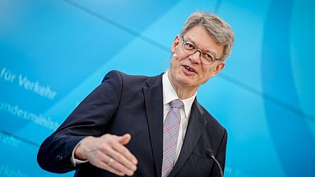 Minister Schnieder: Fast zwei Dutzend Ma&szlig;nahmen f&uuml;r einen p&uuml;nktlicheren Bahnverkehr.