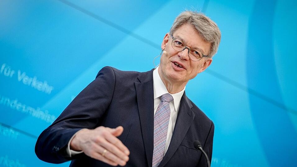 Minister Schnieder: Fast zwei Dutzend Ma&szlig;nahmen f&uuml;r einen p&uuml;nktlicheren Bahnverkehr.