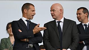 Aleksander Ceferin (l) und Gianni Infantino sind die Big Player im Machtkampf der Fußball-Funktionäre. (Archivbild) Aleksander Ceferin (l) und Gianni Infantino sind die Big Player im Machtkampf der Fußball-Funktionäre. (Archivbild)