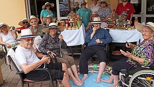 Planschbecken, Sonnenhüte und -brillen, Handventilatoren, erfrischende Getränke und Obst in allen Variationen: Bewohner und Personal des Seniorenzentrums sind gleichermaßen gut gewappnet gegen heiße Tage. Hinten in der Mitte steht Einrichtungsleiter Robert Meyer. Planschbecken, Sonnenhüte und -brillen, Handventilatoren, erfrischende Getränke und Obst in allen Variationen: Bewohner und Personal des Seniorenzentrums sind gleichermaßen gut gewappnet gegen heiße Tage. Hinten in der Mitte steht Einrichtungsleiter Robert Meyer.