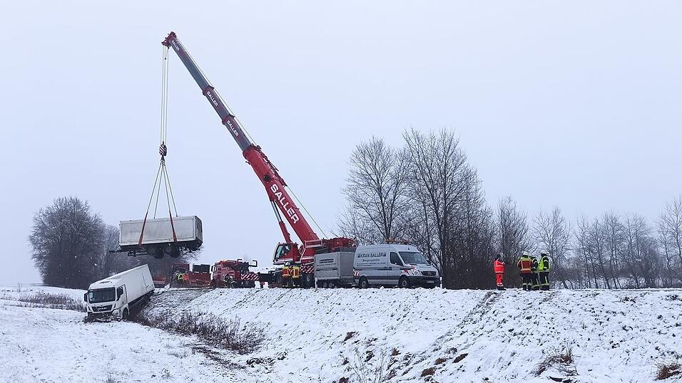 Zuerst wird der Anhänger des verunglückten Lastwagens auf den Tiefbettlader gehievt. Dann folgt die Zugmaschine.