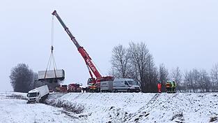 Zuerst wird der Anhänger des verunglückten Lastwagens auf den Tiefbettlader gehievt. Dann folgt die Zugmaschine.