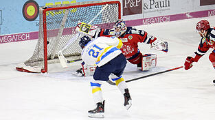 Gästeakteur Nico Geidl (in weiß) ließ Deggendorfs Torhüter Raphael Fössinger beim Treffer zum 2:2 keine Chance, am Ende mussten sich die Deggendorfer nach einem Spiel mit wechselnden Führungen knapp geschlagen geben. Gästeakteur Nico Geidl (in weiß) ließ Deggendorfs Torhüter Raphael Fössinger beim Treffer zum 2:2 keine Chance, am Ende mussten sich die Deggendorfer nach einem Spiel mit wechselnden Führungen knapp geschlagen geben.