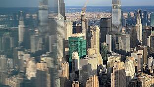 Die Skyline von Manhattan. In der Immobilienbranche gilt der US-Markt nach einer Branchenumfrage derzeit offenkundig als wenig erfolgversprechend. (Symbolbild)