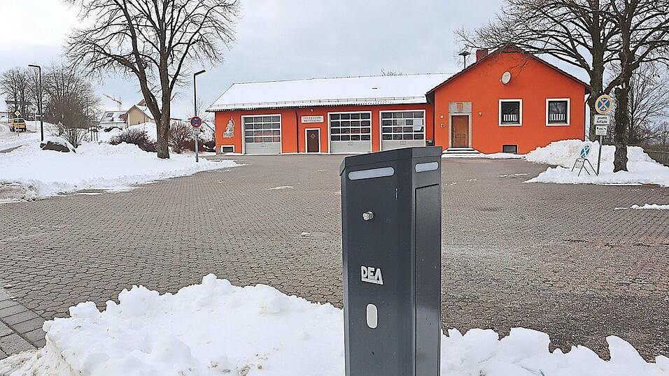 Das Brennberger Feuerwehrhaus, im Vordergrund die Schrankenananlage, die bereits installiert ist. Die Schranke selbst fehlt noch. Das Brennberger Feuerwehrhaus, im Vordergrund die Schrankenananlage, die bereits installiert ist. Die Schranke selbst fehlt noch.