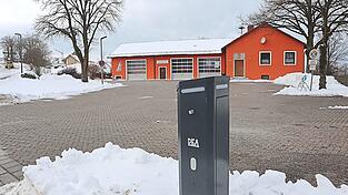 Das Brennberger Feuerwehrhaus, im Vordergrund die Schrankenananlage, die bereits installiert ist. Die Schranke selbst fehlt noch. Das Brennberger Feuerwehrhaus, im Vordergrund die Schrankenananlage, die bereits installiert ist. Die Schranke selbst fehlt noch.