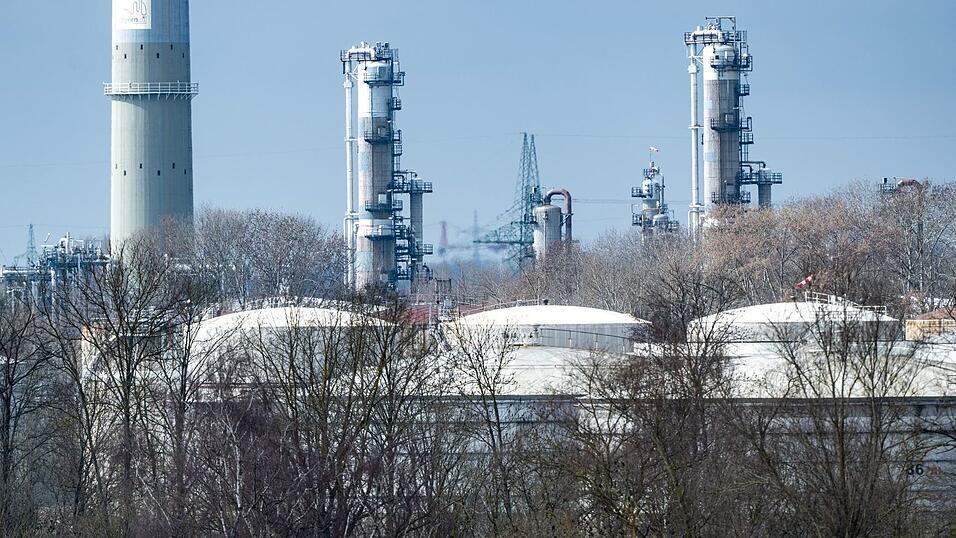 Sollte der Iran-Krieg weitergehen, k&ouml;nnte es im schlimmsten Fall in einigen Wochen zu Engp&auml;ssen bei Kraftstoffen kommen. (Symbolbild)