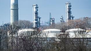 Sollte der Iran-Krieg weitergehen, k&ouml;nnte es im schlimmsten Fall in einigen Wochen zu Engp&auml;ssen bei Kraftstoffen kommen. (Symbolbild)