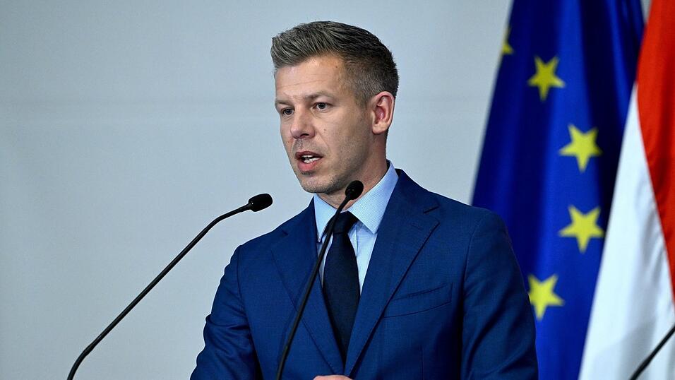 Peter Magyar, Vorsitzender der bei den Wahlen siegreichen Tisza-Partei, spricht an einem Rednerpult w&auml;hrend einer Pressekonferenz.