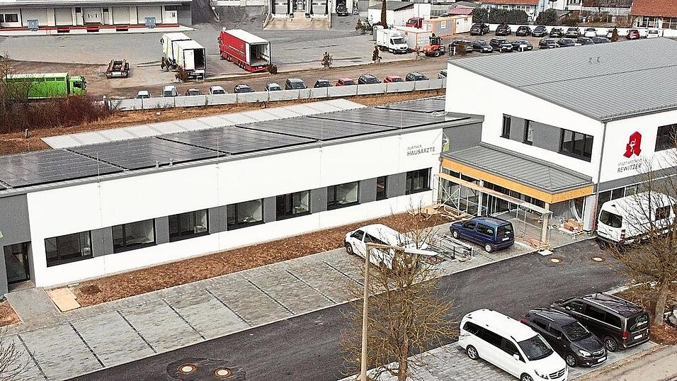 Die k&uuml;nftige Heimat der 'Further Haus&auml;rzte': Der neu erbaute Geb&auml;udetrakt an der Adam-Wild-Stra&szlig;e ist 65 Meter lang und 25 Meter breit. Den Patienten stehen 50 Parkpl&auml;tze zur Verf&uuml;gung. &Uuml;ber der Apotheke findet sich ein Appartement f&uuml;r Medizinstudenten.