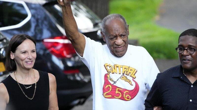 US-Schauspieler Bill Cosby (M) tritt nach seiner Freilassung aus dem Gef&auml;ngnis vor die Presse.